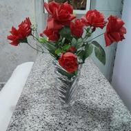 گل سرخ با گلدان