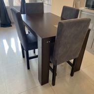 میز چهار نفره چوبی در حد نو