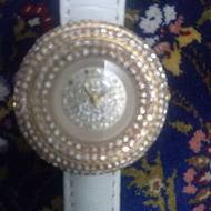 یک عدد ساعت با دو عدد بند