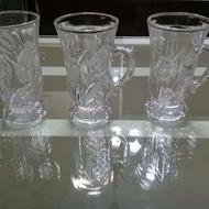 یه سری لوازم آشپزخانه شامل فنجان خارجی .خردکن دستی .گلدان.