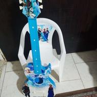 گیتار و صندلی بچه گانه