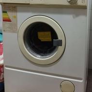 یک دستگاه لباسشویی ارج بسیار تمیز وسالم.