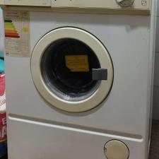 یک دستگاه لباسشویی ارج بسیار تمیز وسالم.