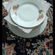 شیرینی خوری گل سرخی وکاسه ماست واستکان