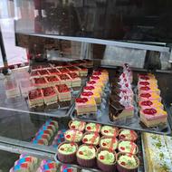 فروشنده ماهر در قنادی