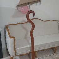 اباژور ایستاده کنار سالنی