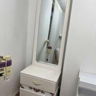 اینه قدی سفید دو کشو بزرگ دارد