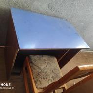 میز کامپیوتر به همراه یک صندلی چوبی