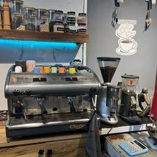 به یک همکار خانوم کاملا موجه بابت کار در کافه صبحانه