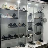 ویترین پشت شیشه ای