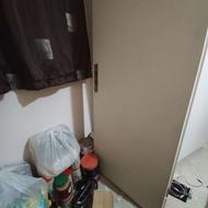 یک عددلنگه درب چوبی رنگ شده درحدنو