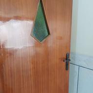 در چوبی با رنگ قهوه ای