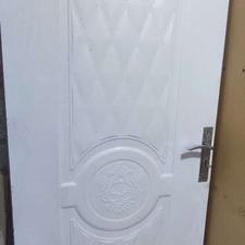 در ، درب خانه با قفل‌ کلید