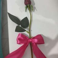 یک شاخه گل رز مضنوعی