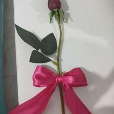 یک شاخه گل رز مضنوعی