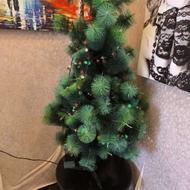 درخت کریسمس به همراه نور پردازی و میز