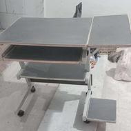 میز تحریر و کامپیوتر