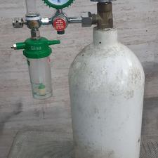 کپسول اکسیژن به همراه مانومتر