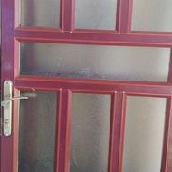 درب آلومینیومی بسیار سالم و تمیز با توری های فلزی