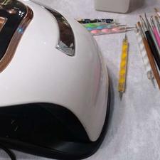 کیف وسایل ناخن با دستگاه یووی و سایل دیزاین با چندتا قلمو