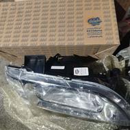 یک چراغ جلو یک خطر عقب آینه