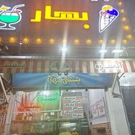 به یک همکار ماهر در کافه بستنی