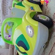 ماشین کاملا سالم و باطری نو اماده برای بازی کودک
