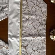 رو میزی و رانر و یک عدد شال مبل دو رو هست