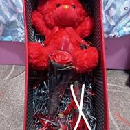 باکس کادویی به همراه عروسک قرمز ، یادداشت و یه شاخه گل