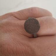 یک عدد انگشتر مفرغی و نگین حکاکی