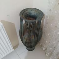 کوزه کار دست با دوشاخه گل