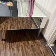 میز اینه ای جلو مبلی