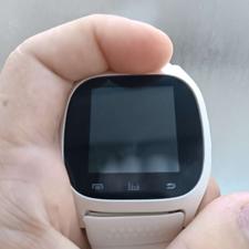 ساعت هوشمند و زیبا سفید که شارژ هم داره درحد نو هستش