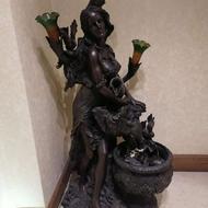 آبنما کلاسیک اروپایی. قدیمی وسالم باچراغ سلام و ریزش اب