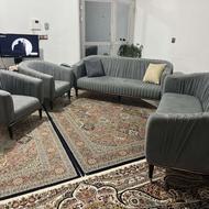 مبل مدرن طوسی هشت نفره با شیش تا کوسن طوسی و کرم