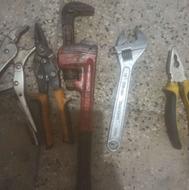 تعدادی لوازم آچار اعم از فرانسهه لوله گیر و انبر قفلی وقیچی