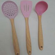 ملاقه سیلیکونی دسته چوبی