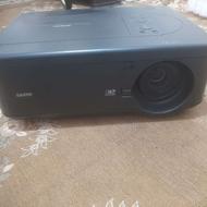 دستگاه سینمای خانواده همراه با پرده نمایش