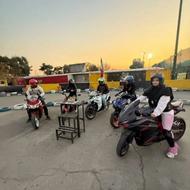 کمک مربی برای اموزش موتور سواری بانوان