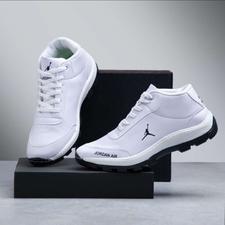 کفش اسپرت سفید.