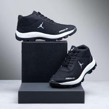 کفش اسپرت مشکی.