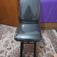 یکعدد صندلی به فروش میرسد