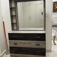 میز ارایش تمیز و در حد نو