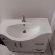 یک عدد روشویی باایینه تمیز