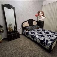 تخت دونفره و به همراه آیینه وکمد پنج کشو