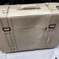 ًچمدون قدیمی در حد نو