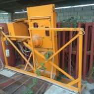 نفر بر آسانسور کارگاهی