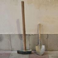 پتک تخریب و بیلچه باغبانی