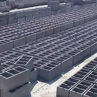 کارگر جهت کار در بلوک زنی