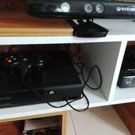 یک دستگاه ایکس باکس360 و پلی استیشن 2